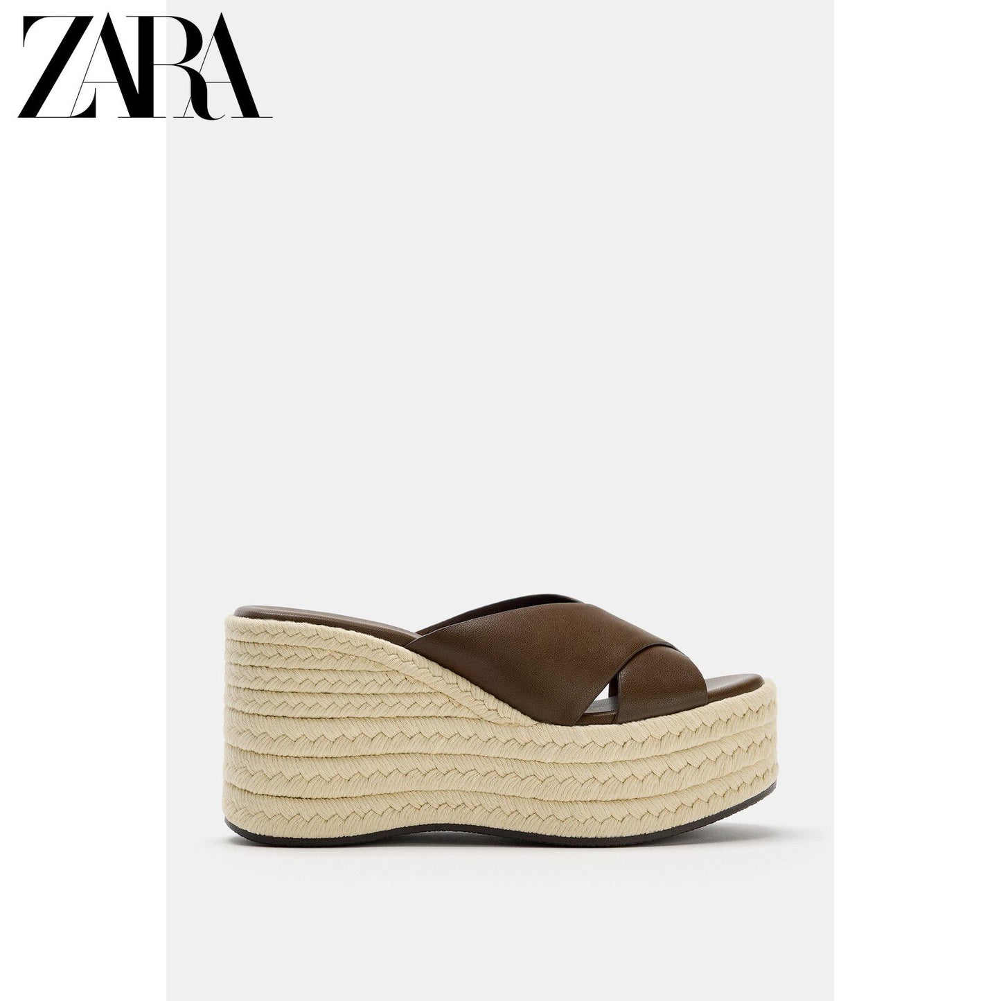 Sandálias plataforma impermeáveis com tiras cruzadas e bico quadrado da ZARA, coleção verão 2026, modelo 2364710 700.