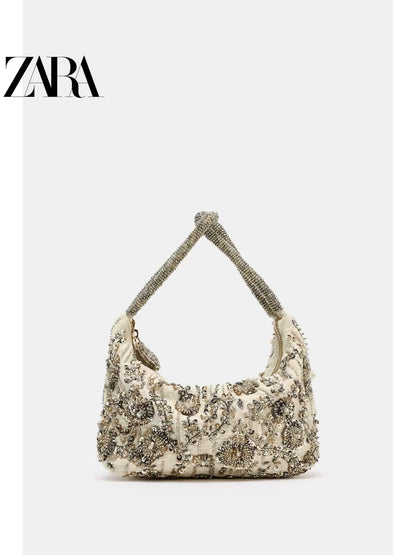 Bolsa feminina ZARA, lançamento da coleção verão 2026, com corpo adornado com miçangas e fecho de zíper, código 6413710 202.