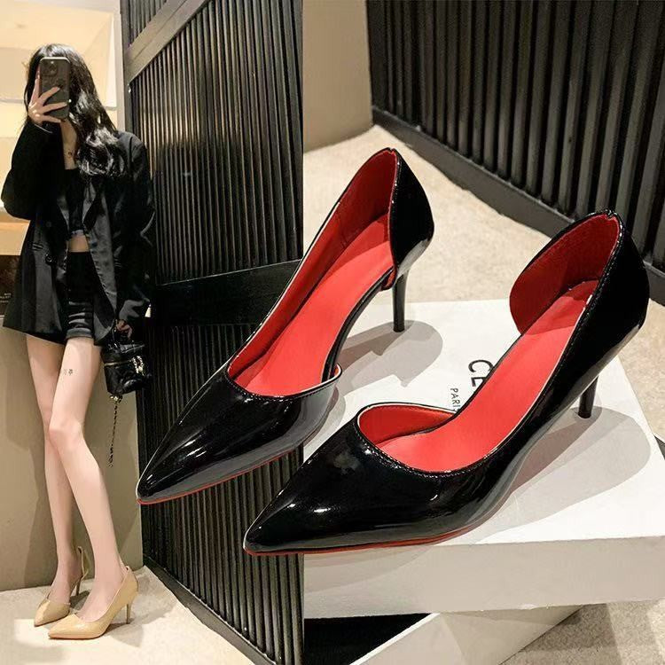 Saltos altos laterais expostos, sapatilhas novas e sensuais de couro envernizado, bico pontiagudo profissional, solas vermelhas, saltos altos elegantes novos de 2025