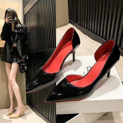Saltos altos laterais expostos, sapatilhas novas e sensuais de couro envernizado, bico pontiagudo profissional, solas vermelhas, saltos altos elegantes novos de 2025