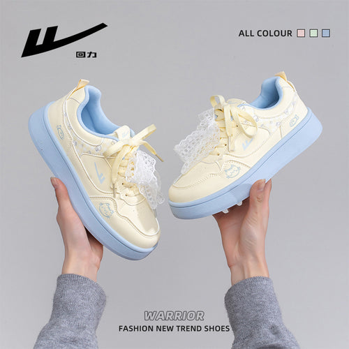 As novas sapatilhas femininas versáteis e na moda 2026, ténis confortáveis com blocos de cor, sapatos casuais coreanos de alto valor