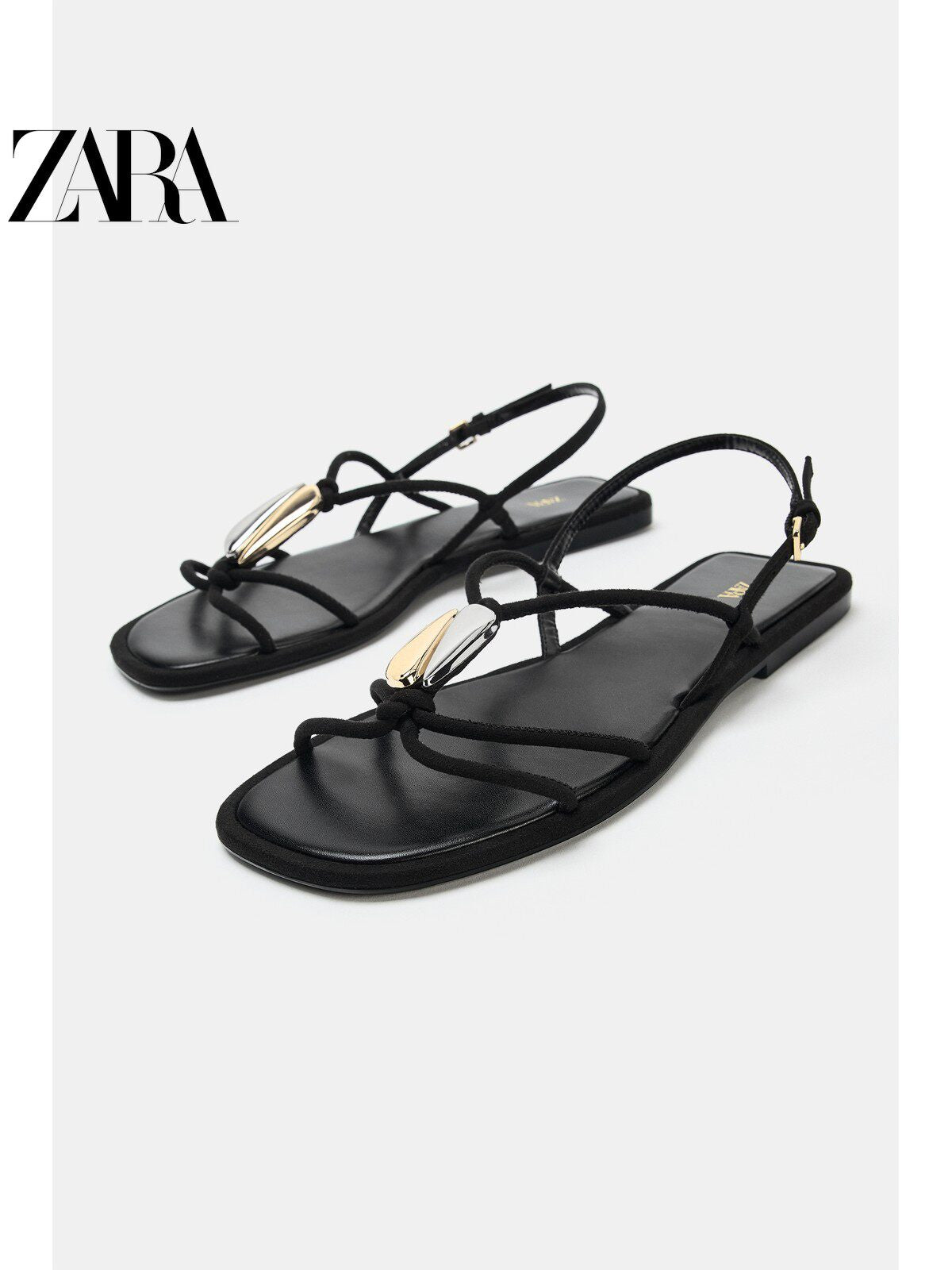 Sandálias rasteiras de bico redondo com detalhes metálicos, pretas, da coleção verão 2026 da ZARA (código: 1621710 800).