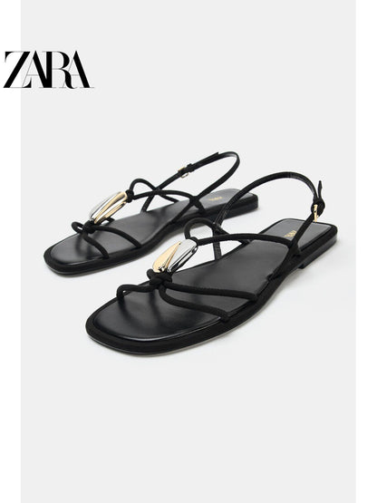 Sandálias rasteiras de bico redondo com detalhes metálicos, pretas, da coleção verão 2026 da ZARA (código: 1621710 800).