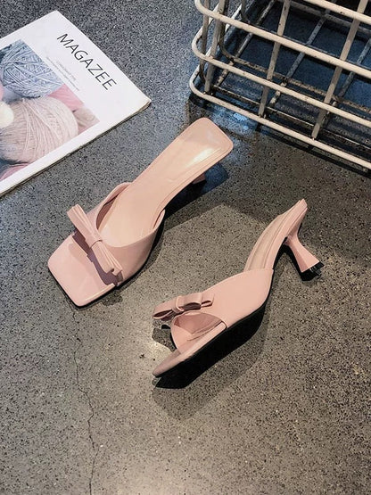 Sandálias francesas pequenas de bico quadrado, saltos altos de agulha, laço slip-on de verão 2025 para mulher, meias-chinelas