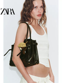 Bolsa feminina ZARA, lançamento da coleção verão 2026, com pingente de animal e porta-chaves (código: 6687710 700).