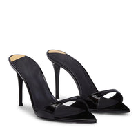 Salto alto com bico pontiagudo com bico descalço 2025 Novos strap-ons de verão feminino, sandálias de exterior pretas sensuais em verniz