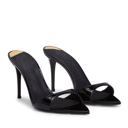Salto alto com bico pontiagudo com bico descalço 2025 Novos strap-ons de verão feminino, sandálias de exterior pretas sensuais em verniz