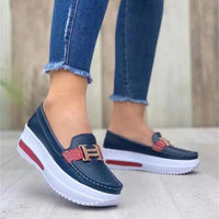 Plataforma de tamanhos grandes de Foreign Trade, sapatos femininos 2025 novos sapatos casuais casuais, fivela metálica feminina, sapatos slip-on com um kick, mocassins