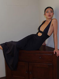 Novo vestido longo elegante com alças finas em V em estilo ocidental e europeu de estilo sexy em V profundo com busto oco, um elegante vestido longo com tiras finas