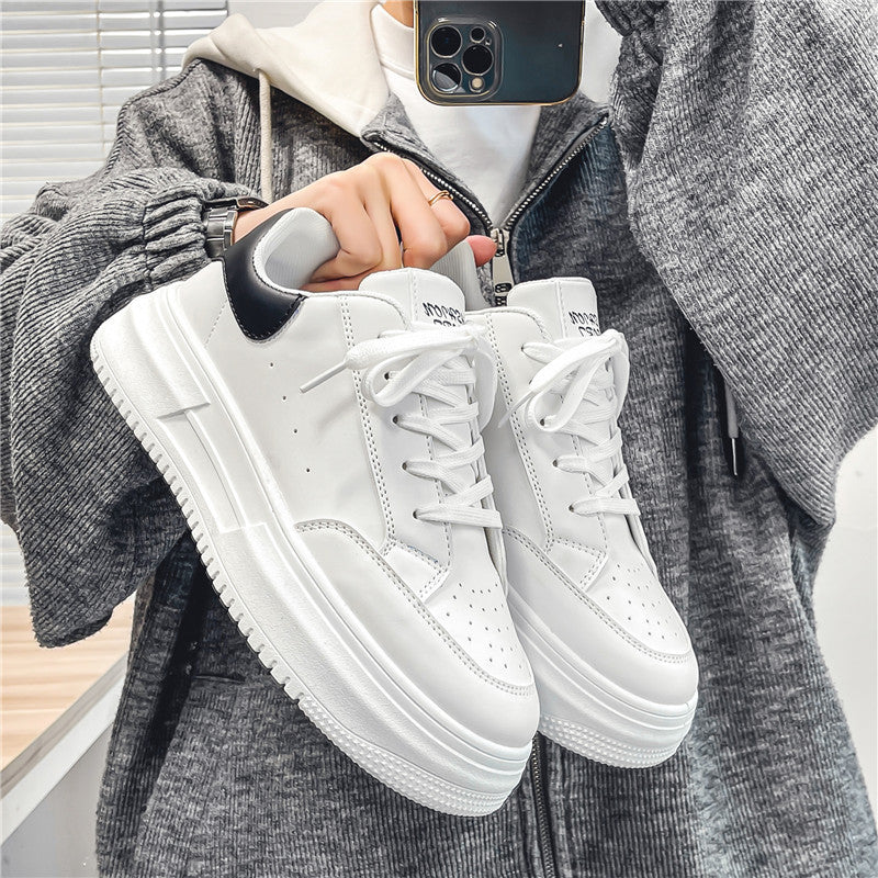 Sapatos brancos de pele grossa com sola espessa e na moda da primavera, ténis desportivos casuais para jovens e respiráveis