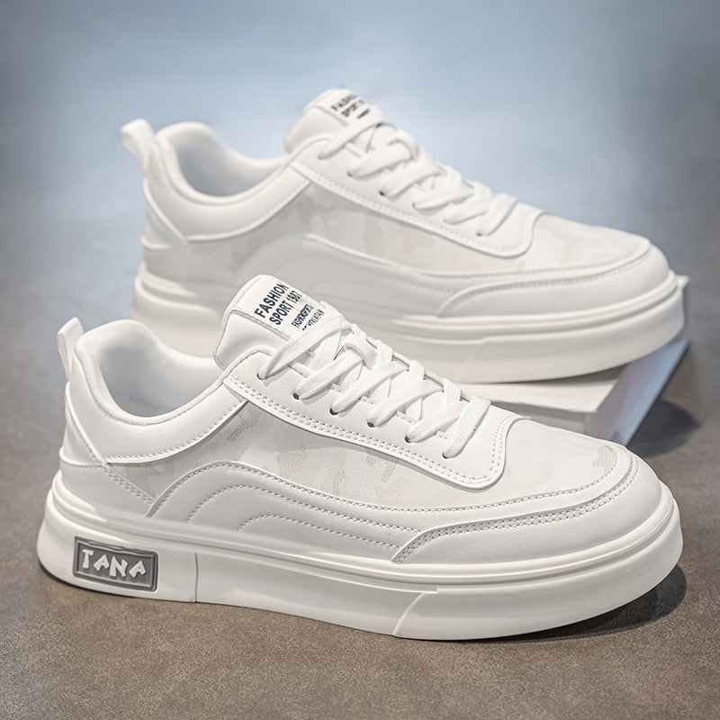 Sapatos casuais casuais de outono na moda masculinos em estilo coreano em pele quente, sapatos desportivos desportivos versáteis que aumentam a altura, pequenos sapatos brancos da moda para adolescentes