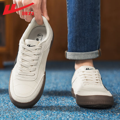 Sapatos de lona preto e branco da moda Warrior de cor sólida, sapatos casuais novos e versáteis de primavera, sapatos de solas grossas que aumentam a altura para homens