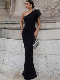 O novo vestido da Amazon é elegante e nobre, vestido de noite comprido ajustado e ajustado em penas com ombros descobertos, de cor sólida e magro, para mulheres