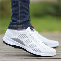 Sapatos antigos de tecido de Pequim para homens, sapatos casuais respiráveis de verão e da moda, sapatos de praia masculinos, ténis de malha coreana versáteis resistentes a odores