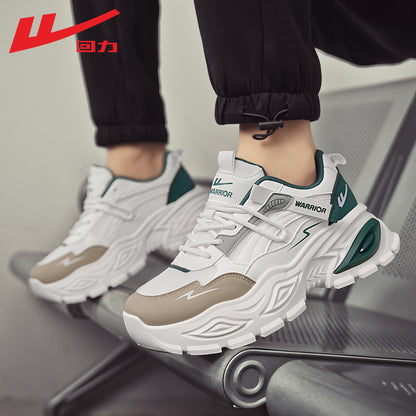 Os novos ténis na moda, versáteis e modernos da Warrior, sapatos casuais coreanos com blocos de cor de alto valor, sapatos masculinos confortáveis e baixos