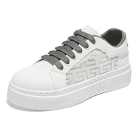 Novos sapatos brancos ocos e respiráveis para o verão masculino, ténis desportivos casuais modernos e versáteis de sola grossa para estudantes
