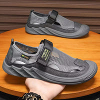 Sandálias fechadas de homem com a biqueira, sapatos ocos e respiráveis de verão com sola, sandálias casuais de pai com sola macia para condução