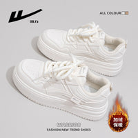 Sapatos confortáveis em pele forrada a polar Warrior, sapatos brancos de sola grossa e estilo universitário, sapatos de algodão versáteis, modernos e na moda