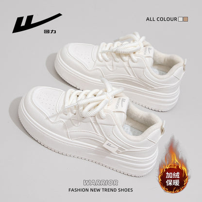Sapatos confortáveis em pele forrada a polar Warrior, sapatos brancos de sola grossa e estilo universitário, sapatos de algodão versáteis, modernos e na moda