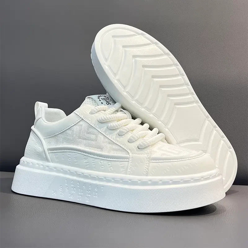 Os sapatos masculinos são respiráveis no verão, modernos, versáteis e casuais com placa branca, sapatos desportivos antiderrapantes juvenis com sola grossa e sapatos brancos realçadas