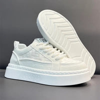 Os sapatos masculinos são respiráveis no verão, modernos, versáteis e casuais com placa branca, sapatos desportivos antiderrapantes juvenis com sola grossa e sapatos brancos realçadas