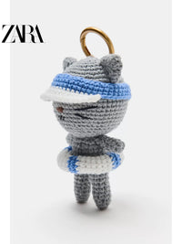 Bolsa feminina ZARA, lançamento da coleção verão 2026, com porta-chaves em formato de gatinho (código: 6689710 802).
