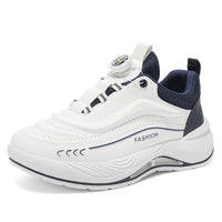 Sapatos de primavera para homem, novos ténis brancos respiráveis, ténis masculinos versáteis de sola grossa e modernos, sapatilhas casuais de corrida para pais