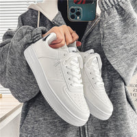 Ténis brancos masculinos, novos sapatos respiráveis de primavera, sapatos casuais versáteis masculinos masculinos, sapatos desportivos brancos puros para estudantes, estilo masculino