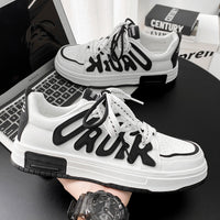 Sapatos de primavera para homem, novos sapatos casuais flexíveis e modernos ao estilo Hong Kong, sapatos juvenis, sapatos desportivos brancos e modernos