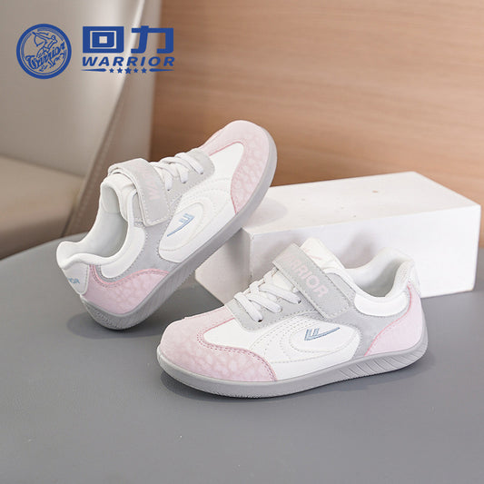 Os novos sapatos infantis versáteis e fofos com blocos de cor da Warrior, ténis desportivos de exterior confortáveis e de alto valor estético, sapatos casuais coreanos estilosos
