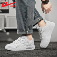 Ténis Warrior em pele cinzenta branca com sola grossa, sapatos casuais modernos e na moda e respiráveis na primavera, sapatos masculinos para o transporte público e de trabalho