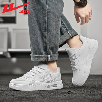 Ténis Warrior em pele cinzenta branca com sola grossa, sapatos casuais modernos e na moda e respiráveis na primavera, sapatos masculinos para o transporte público e de trabalho