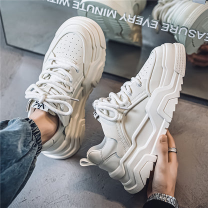 Sapatos de homem, nova primavera/verão de 2025 para ténis brancos pequenos, versáteis, modernos e de sola grossa, sapatos desportivos casuais de pão de pai na moda