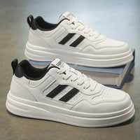 Novos ténis casuais casuais brancos, respiráveis e flexíveis para o verão, ténis de sola grossa para estudantes, sapatos brancos casuais para homens