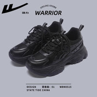 Sapatos brancos Warrior respiráveis e de sola grossa, sapatos simples de novo pai de cor coreana, estilo academia, sapatos confortáveis para mulheres