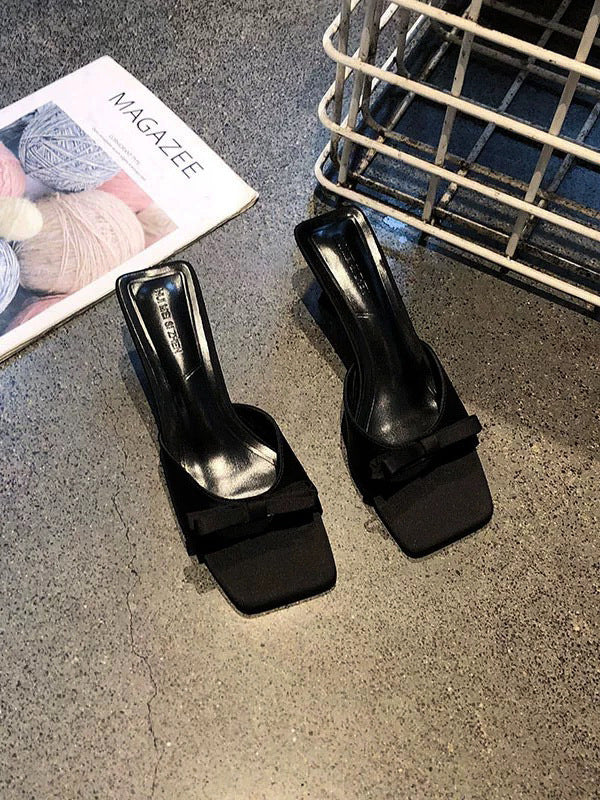 Sandálias francesas pequenas de bico quadrado, saltos altos de agulha, laço slip-on de verão 2025 para mulher, meias-chinelas