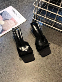 Sandálias francesas pequenas de bico quadrado, saltos altos de agulha, laço slip-on de verão 2025 para mulher, meias-chinelas