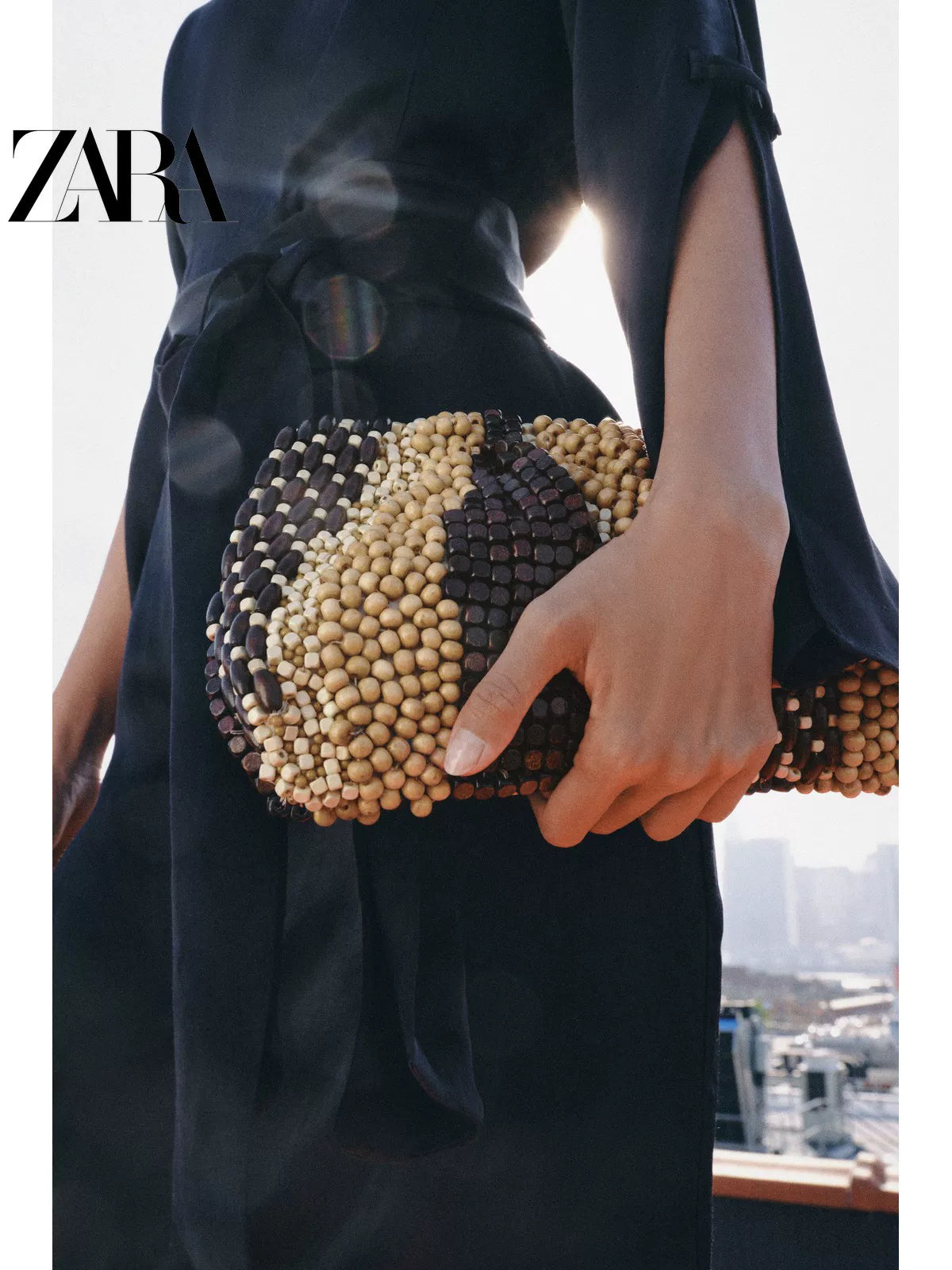 Bolsa feminina ZARA, lançamento da coleção verão 2026: design color block com aplicações de miçangas, modelo transversal/clutch rígido, código 6250710 700