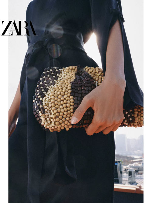 Bolsa feminina ZARA, lançamento da coleção verão 2026: design color block com aplicações de miçangas, modelo transversal/clutch rígido, código 6250710 700