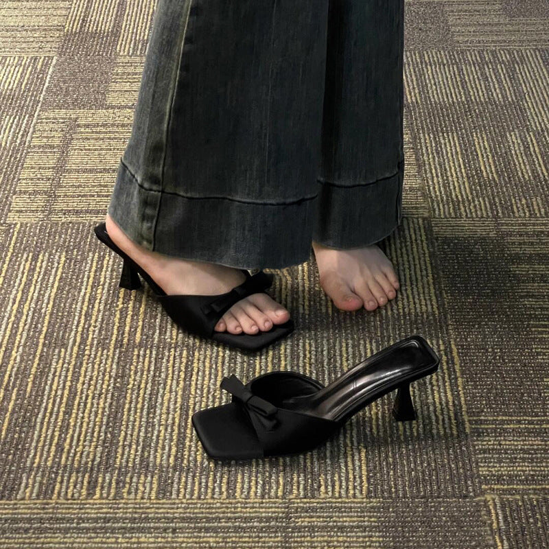 Sandálias francesas pequenas de bico quadrado, saltos altos de agulha, laço slip-on de verão 2025 para mulher, meias-chinelas