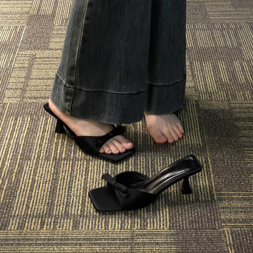 Sandálias francesas pequenas de bico quadrado, saltos altos de agulha, laço slip-on de verão 2025 para mulher, meias-chinelas