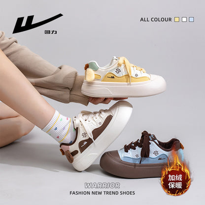 Sapatos quentes de sola grossa forrados a lã guerreiro, novos sapatos de algodão baixo e versáteis de inverno para mulheres, sapatos de estudante em estilo cachorrinho