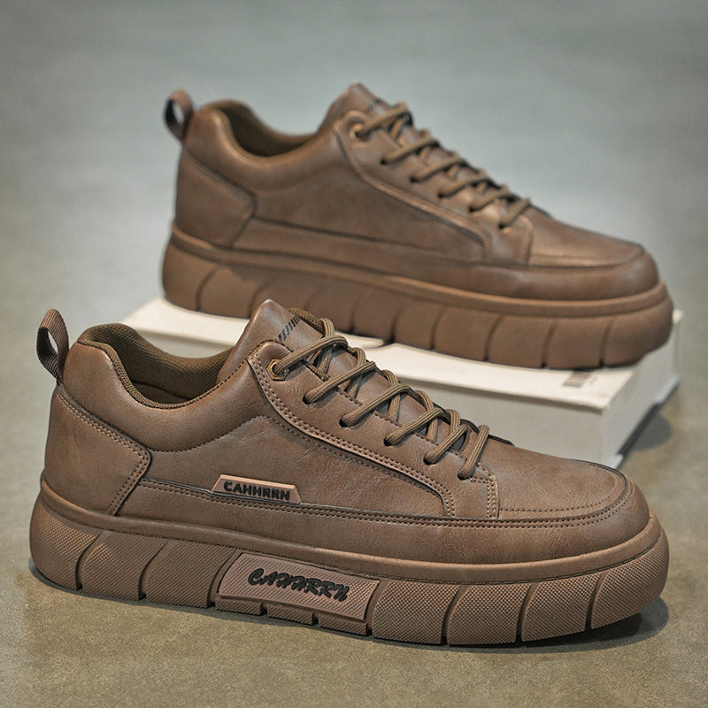 Novos sapatos antiderrapantes impermeáveis e respiráveis para os homens, sapatos pretos de couro modernos e versáteis, sapatos desportivos casuais para prancha