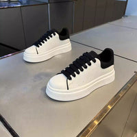 Ténis brancos Maikun para homens, sapatos de prancha respiráveis de outono, sapatos casuais para homens que aumentam a altura, sapatos desportivos modernos e versáteis e em alta para homens