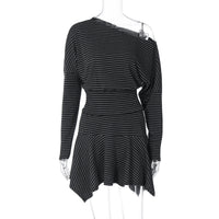 T-shirt longa à moda europeia e americana de estilo urbano com bloqueio de cor, ajustada às riscas e ombros descobertos, conjunto versátil de saia curta assimétrica para mulheres