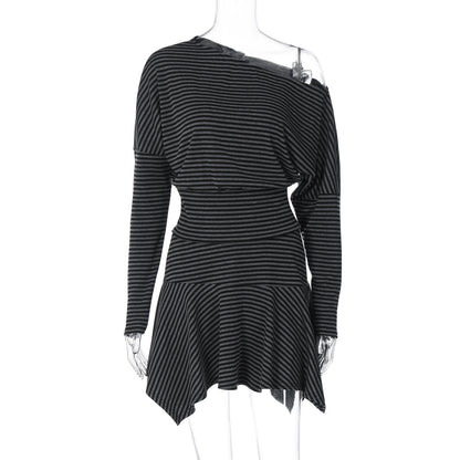 T-shirt longa à moda europeia e americana de estilo urbano com bloqueio de cor, ajustada às riscas e ombros descobertos, conjunto versátil de saia curta assimétrica para mulheres
