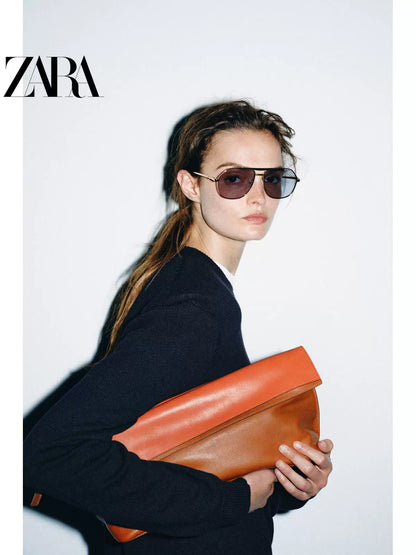 Bolsa envelope feminina longa de couro com aba dupla e blocos de cores da ZARA, coleção verão 2026 (código: 6042810 183).