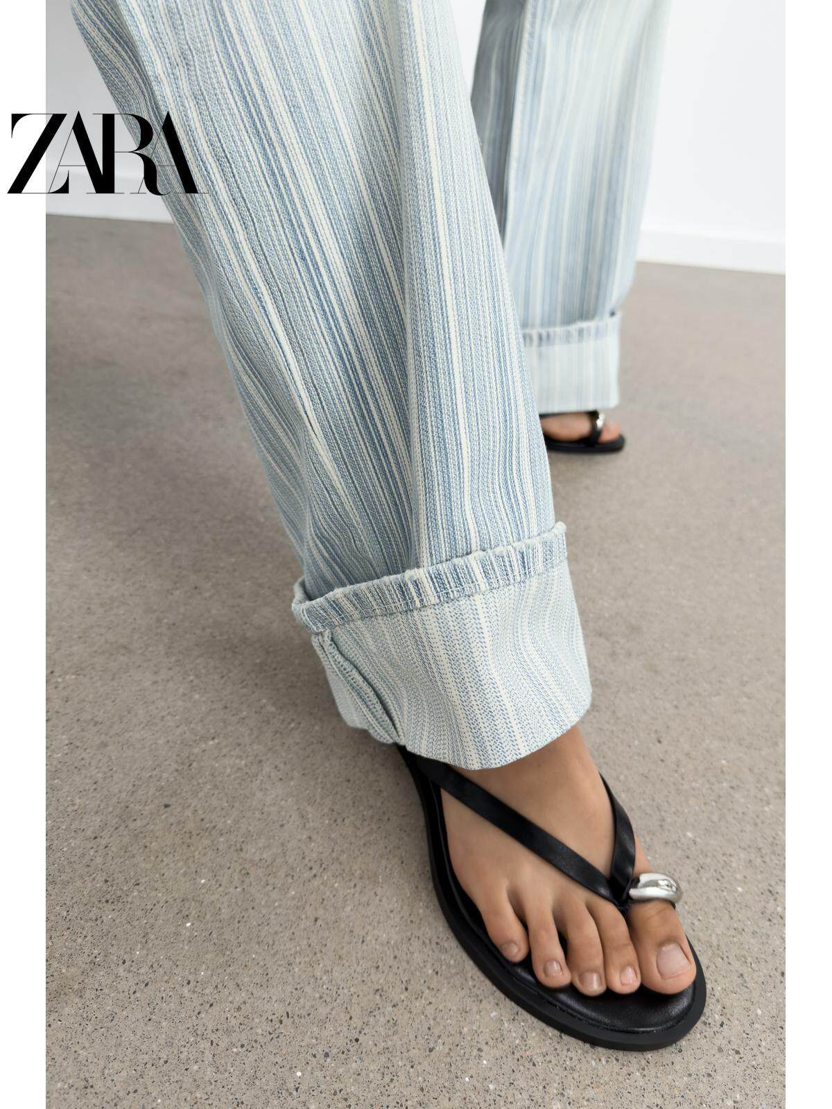 ZARA Coleção Verão 2026: Sandálias femininas com detalhes metálicos, modelo chinelo de dedo com bico redondo, código 3658710 800