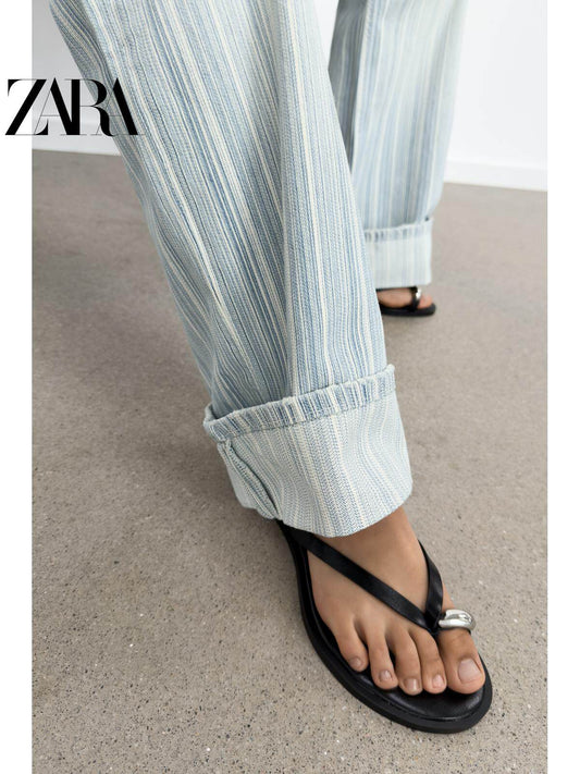 ZARA Coleção Verão 2026: Sandálias femininas com detalhes metálicos, modelo chinelo de dedo com bico redondo, código 3658710 800