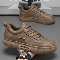 Novos sapatos antiderrapantes impermeáveis e respiráveis para os homens, sapatos pretos de couro modernos e versáteis, sapatos desportivos casuais para prancha